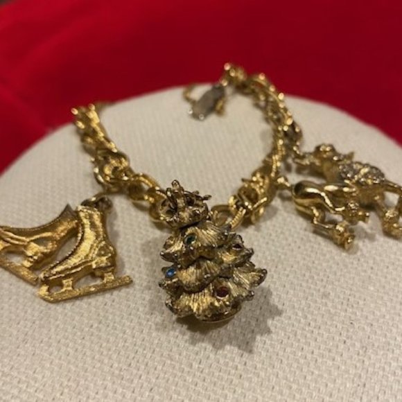 HOLIDAY🎄🎄VTG MONET Gold Tone Link Charm BRACELET - Picture 5 of 9